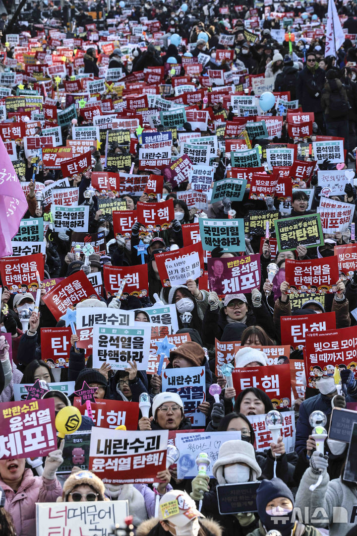 [서울=뉴시스] 김근수 기자 = 윤석열 대통령에 대한 탄핵 소추안 표결 앞두고 14일 서울 여의도 국회의사당 앞에서 시민들이 윤석열 대통령 탄핵소추안 국회 통과 촉구 집회에서 손 피켓을 들고 구호를 외치고 있다. 2024.12.14. ks@newsis.com