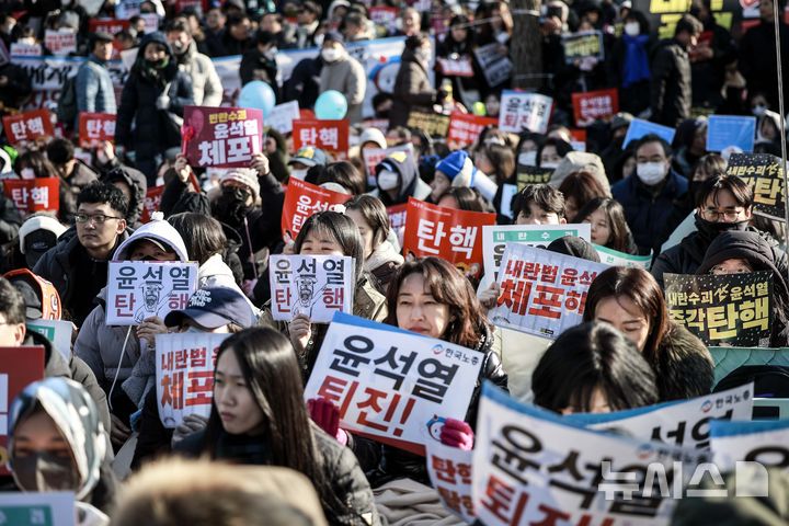 [서울=뉴시스] 정병혁 기자 = 14일 서울 영등포구 국회 앞에서 열린 '내란수괴 윤석열 즉각탄핵' 범국민 촛불대행진에 참가한 시민들이 피켓을 들고 있다. 2024.12.14. jhope@newsis.com