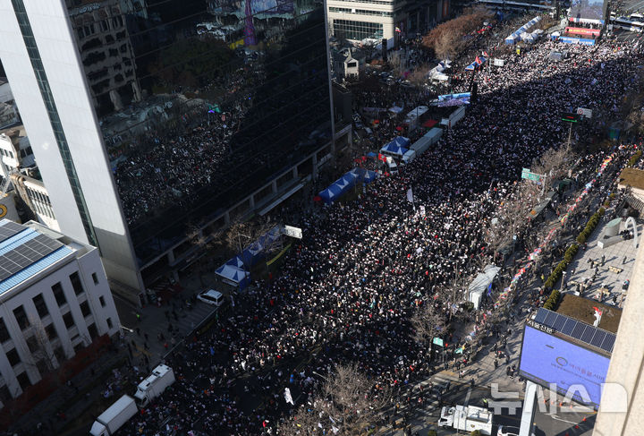 [서울=뉴시스] 홍효식 기자 = 윤석열 대통령에 대한 탄핵소추안 재표결이 이뤄지는 14일 오후 서울 종로구 세종대로 일대에서 '자유 대한민국 수호 및 대통령 불법탄핵 저지' 12·14 광화문 국민혁명대회가 진행되고 있다. 2024.12.14. yesphoto@newsis.com