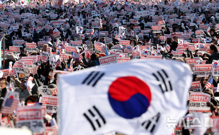 [서울=뉴시스] 홍효식 기자 = 윤석열 대통령에 대한 탄핵소추안 재표결이 이뤄지는 14일 오후 서울 종로구 세종대로 일대에서 열린 '자유 대한민국 수호 및 대통령 불법탄핵 저지' 12·14 광화문 국민혁명대회에서 윤 대통령 탄핵 반대 지지자들이 구호를 외치고 있다. 2024.12.14. yesphoto@newsis.com