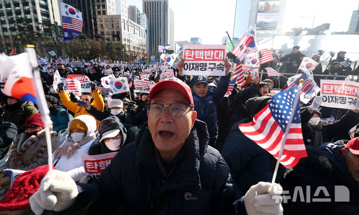 [서울=뉴시스] 홍효식 기자 = 윤석열 대통령에 대한 탄핵소추안 재표결이 이뤄지는 14일 오후 서울 종로구 세종대로 일대에서 열린 '자유 대한민국 수호 및 대통령 불법탄핵 저지' 12·14 광화문 국민혁명대회에서 윤 대통령 탄핵 반대 지지자들이 구호를 외치고 있다. 2024.12.14. yesphoto@newsis.com