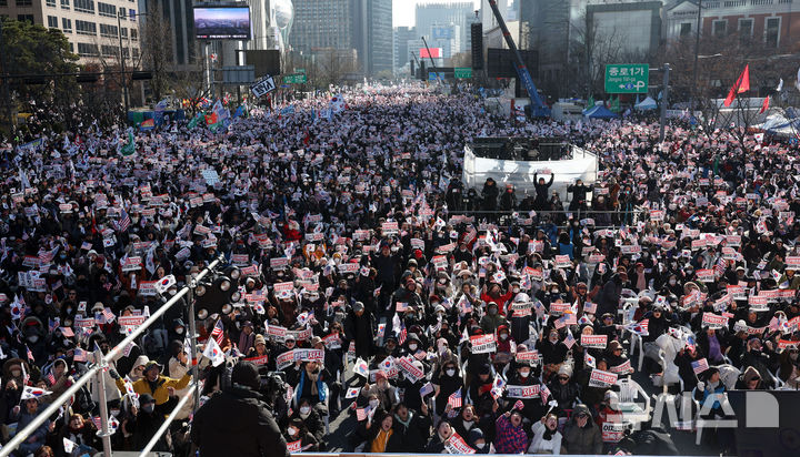 [서울=뉴시스] 홍효식 기자 = 윤석열 대통령에 대한 탄핵소추안 재표결이 이뤄지는 14일 오후 서울 종로구 세종대로 일대에서 '자유 대한민국 수호 및 대통령 불법탄핵 저지' 12·14 광화문 국민혁명대회가 진행되고 있다. 2024.12.14. yesphoto@newsis.com