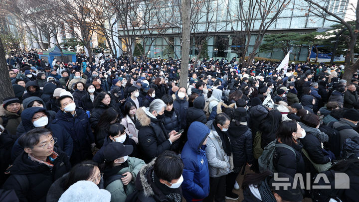 [서울=뉴시스] 김선웅 기자 = 윤석열 대통령 탄핵소추안 국회 재표결을 앞둔 14일 서울 여의도역 인근에서 시민들이 윤석열 대통령 탄핵소추안 가결 촉구 촛불집회에 참가하기 위해 국회 앞으로 이동하고 있다. 2024.12.14. mangusta@newsis.com