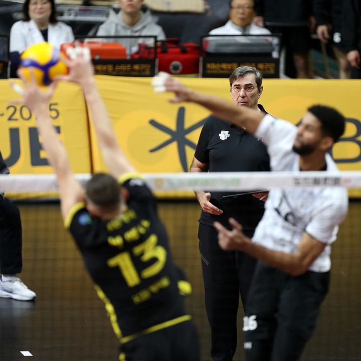 [서울=뉴시스] 지난해 12월14일 경기 안산상록수체육관에서 열린 24-25시즌 도드람 v-리그 현대캐피탈 VS KB손해보험 경기에서 현대캐피탈 블랑 감독이 레오의 공격을 지켜보고 있다. (사진=현대캐피탈 배구단 제공) 2024.12.14. photo@newsis.com *재판매 및 DB 금지