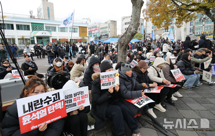 [제주=뉴시스] 우장호 기자 = 윤석열 대통령 탄핵소추안 재표결이 이뤄지는 14일 오후 제주시청 주차장 인근에 시민들이 모여 윤 대통령 퇴진 및 탄핵소추안 가결을 촉구하고 있다. 2024.12.14. woo1223@newsis.com