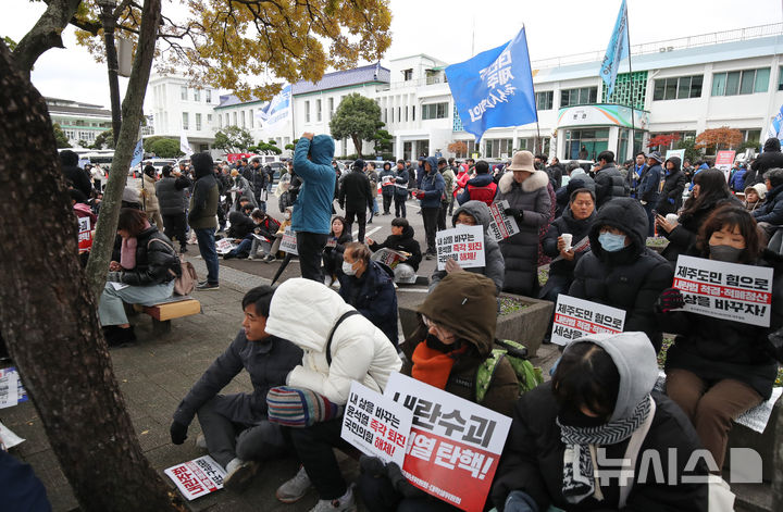 [제주=뉴시스] 우장호 기자 = 윤석열 대통령 탄핵소추안 재표결이 이뤄지는 14일 오후 제주시청 주차장 인근에 시민들이 모여 윤 대통령 퇴진 및 탄핵소추안 가결을 촉구하고 있다. 2024.12.14. woo1223@newsis.com