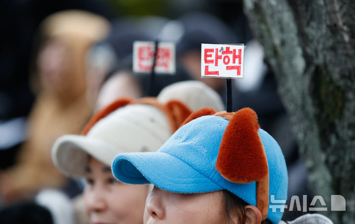 [제주=뉴시스] 우장호 기자 = 윤석열 대통령 탄핵소추안 재표결이 이뤄지는 14일 오후 제주시청 주차장 인근에 시민들이 모여 윤 대통령 퇴진 및 탄핵소추안 가결을 촉구하고 있다. 2024.12.14. woo1223@newsis.com