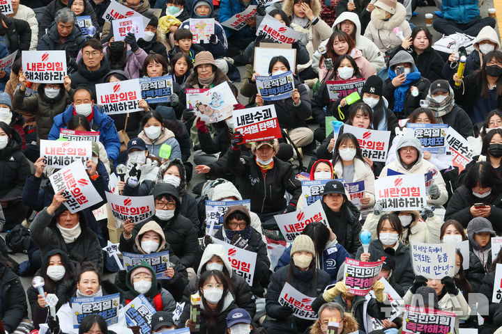 [광주=뉴시스] 변재훈 기자 = 윤석열 대통령의 탄핵 소추안 재표결이 진행되는 14일 오후 광주 동구 금남로에서 '대통령 퇴진 광주시민 총궐기대회'가 열리고 있다. 2024.12.14. wisdom21@newsis.com