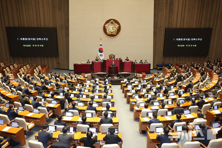 [서울=뉴시스] 고승민 기자 = 박찬대 더불어민주당 원내대표가 14일 서울 여의도 국회에서 윤석열 대통령 탄핵소추안을 안건으로 열린 제419회 국회(임시회) 제4차 본회의에서 제안설명을 하고 있다. 2024.12.14. kkssmm99@newsis.com