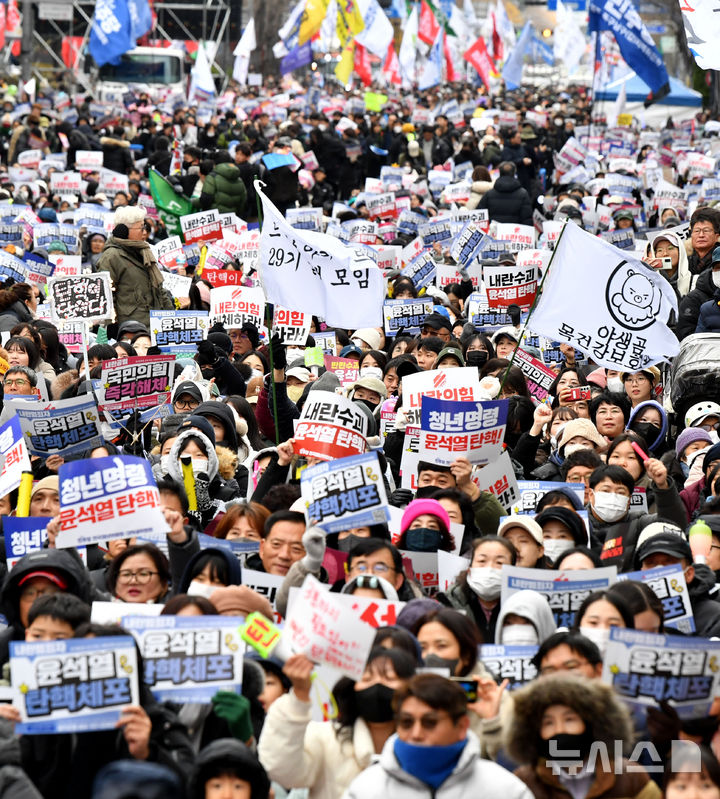 [광주=뉴시스] 변재훈 기자 = 윤석열 대통령 탄핵소추안 재표결이 이뤄지는 14일 오후 광주 동구 금남로 일대에서 열린 '윤석열 대통령 퇴진 6차 광주시민 총궐기대회'에서 시민들이 탄핵 가결 구호를 외치고 있다. 이날 오후 4시 기준 주최 측 추산 금남로 일대에는 시민 1만5000명 이상이 모였다. 2024.12.14. wisdom21@newsis.com