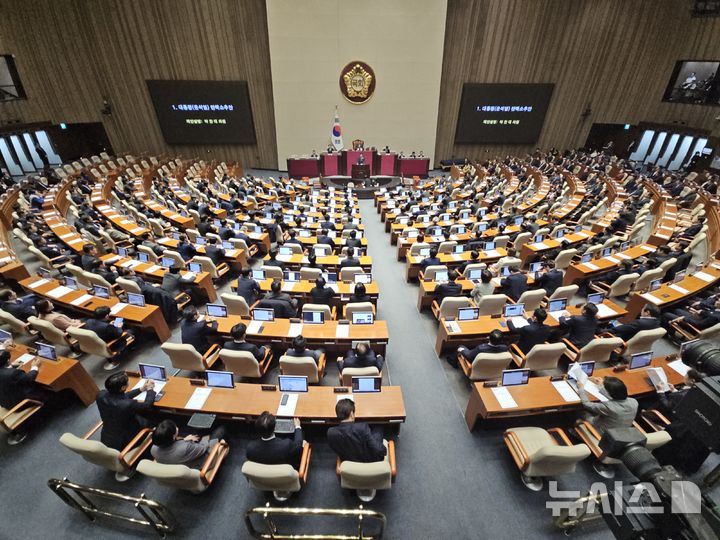 [서울=뉴시스] 고승민 기자 = 박찬대 더불어민주당 원내대표가 14일 서울 여의도 국회에서 윤석열 대통령 탄핵소추안을 안건으로 열린 제419회 국회(임시회) 제4차 본회의에서 제안설명을 하고 있다. 2024.12.14. kkssmm99@newsis.com