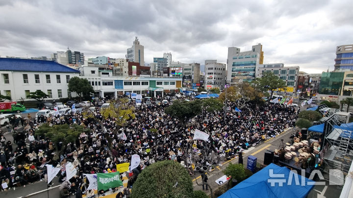 [제주=뉴시스] 우장호 기자 = 윤석열 대통령 탄핵소추안 재표결이 이뤄지는 14일 오후 제주시청 주차장 인근에 시민들이 모여 윤 대통령 퇴진 및 탄핵소추안 가결을 촉구하고 있다. 2024.12.14. woo1223@newsis.com