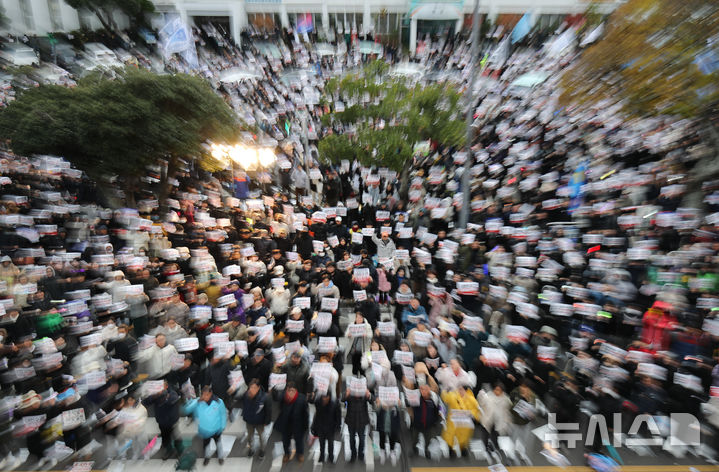 [제주=뉴시스] 우장호 기자 = 윤석열 대통령 탄핵소추안 재표결이 이뤄지는 14일 오후 제주시청 주차장 인근에 시민들이 모여 윤 대통령 퇴진 및 탄핵소추안 가결을 촉구하고 있다. 2024.12.14. woo1223@newsis.com