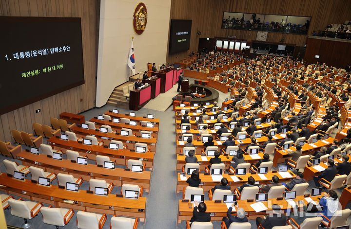 [서울=뉴시스] 권창회 기자 = 박찬대 더불어민주당 원내대표가 14일 오후 서울 여의도 국회에서 열린 제419회국회(임시회) 제4차 본회의에서 윤석열 대통령 탄핵소추안 제안설명을 하고 있다. 2024.12.14. kch0523@newsis.com