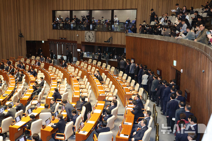 [서울=뉴시스] 고승민 기자 = 여당 의원들이 14일 서울 여의도 국회에서 윤석열 대통령 탄핵소추안을 안건으로 열린 제419회 국회(임시회) 제4차 본회의에서 투표를 위해 줄을 서고 있다. 2024.12.14. kkssmm99@newsis.com