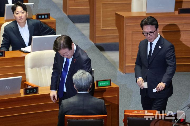 [서울=뉴시스] 조성우 기자 = 이재명(왼쪽) 더불어민주당 대표와 김민석 최고위원이 14일 오후 서울 여의도 국회에서 열린 제419회국회(임시회) 제4차 본회의에서 윤석열 대통령 탄핵소추안에 대한 투표를 하고 있다. 2024.12.14. xconfind@newsis.com