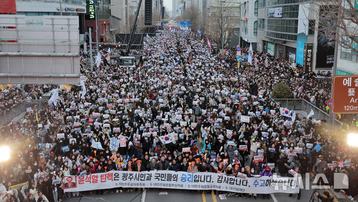 [광주=뉴시스] 변재훈 기자 = 윤석열 대통령의 탄핵 소추안 재표결이 가결된 14일 오후 광주 동구 금남로에서 시민들이 환호하고 있다. 2024.12.14. wisdom21@newsis.com