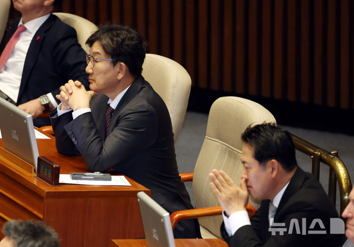 [서울=뉴시스] 고승민 기자 = 권성동 국민의힘 원내대표가 14일 서울 여의도 국회에서 윤석열 대통령 탄핵소추안을 안건으로 열린 제419회 국회(임시회) 제4차 본회의에서 투표 결과를 기다리고 있다. 2024.12.14. kkssmm99@newsis.com