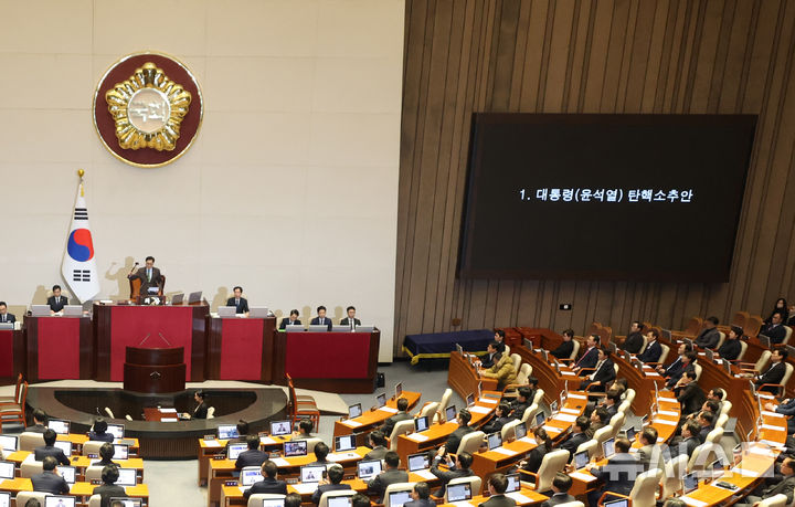 [서울=뉴시스] 고승민 기자 = 14일 서울 여의도 국회에서 윤석열 대통령 탄핵소추안을 안건으로 열린 제419회 국회(임시회) 제4차 본회의에서 탄핵소추안이 가결되고 있다. 2024.12.14. kkssmm99@newsis.com