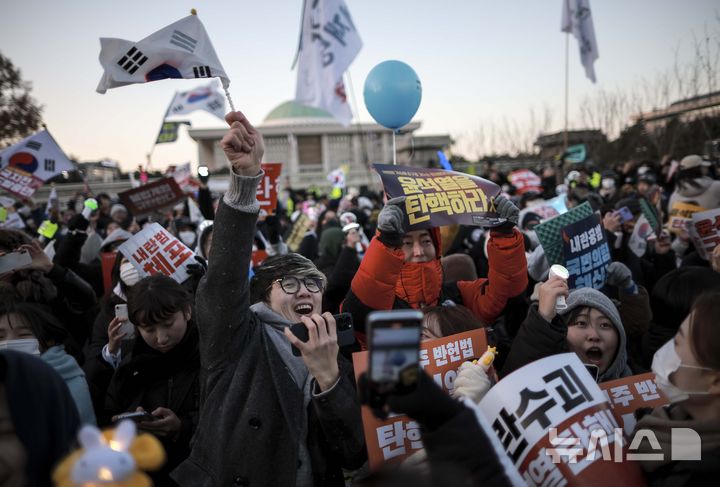 [서울=뉴시스] 정병혁 기자 = 윤석열 대통령 탄핵소추안 재표결이 가결된 14일 서울 영등포구 국회 앞에서 열린 '내란수괴 윤석열 즉각탄핵' 범국민 촛불대행진에서 시민들이 기뻐하고 있다. 2024.12.14. jhope@newsis.com