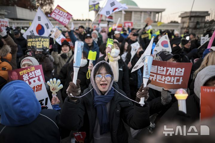 [서울=뉴시스] 정병혁 기자 = 윤석열 대통령 탄핵소추안 재표결이 가결된 14일 서울 영등포구 국회 앞에서 열린 '내란수괴 윤석열 즉각탄핵' 범국민 촛불대행진에서 시민들이 기뻐하고 있다. 2024.12.14. jhope@newsis.com