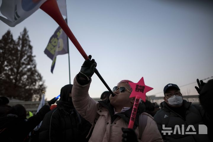 [서울=뉴시스] 정병혁 기자 = 윤석열 대통령 탄핵소추안 재표결이 가결된 14일 서울 영등포구 국회 앞에서 열린 '내란수괴 윤석열 즉각탄핵' 범국민 촛불대행진에서 시민들이 기뻐하고 있다. 2024.12.14. jhope@newsis.com