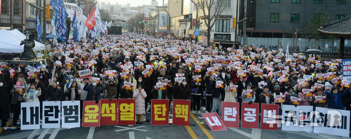 [전주=뉴시스] 김얼 기자 = 윤석열 대통령 탄핵소추안 재표결이 가결된 14일 전북 전주시 충경로에 모인 시민들이 환호성을 지르고 있다. 2024.12.14. pmkeul@newsis.com