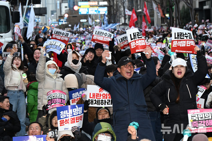 [광주=뉴시스] 박기웅 기자 = 윤석열 대통령 탄핵소추안 2차 표결이 이뤄지는 14일 오후 광주 동구 금남로 '제6차 광주시민 총궐기대회'에 참가한 시민들이 탄핵안 가결 소식이 전해지자 기뻐하고 있다. 2024.12.14. pboxer@newsis.com