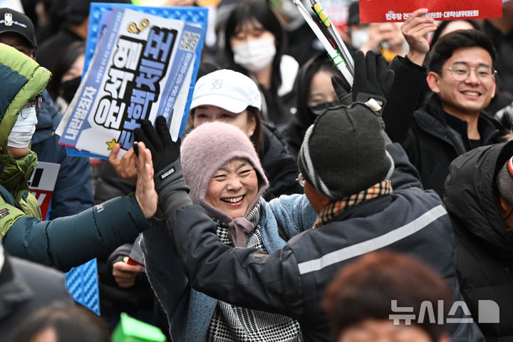 [광주=뉴시스] 박기웅 기자 = 윤석열 대통령 탄핵소추안이 가결된 14일 오후 광주 동구 금남로 '제6차 광주시민 총궐기대회'에 참가한 시민들이 기뻐하고 있다. 2024.12.14. pboxer@newsis.com