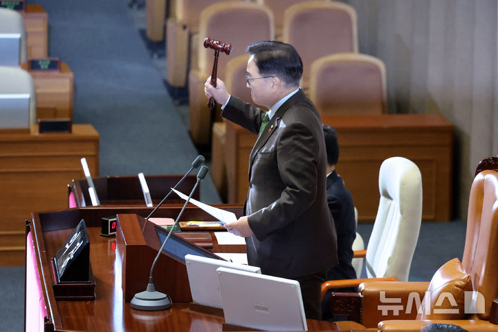 [서울=뉴시스] 조성우 기자 = 우원식 국회의장이 14일 오후 서울 여의도 국회에서 열린 제419회국회(임시회) 제4차 본회의에서 윤석열 대통령 탄핵소추안 가결을 선포하고 있다. 2024.12.14. xconfind@newsis.com