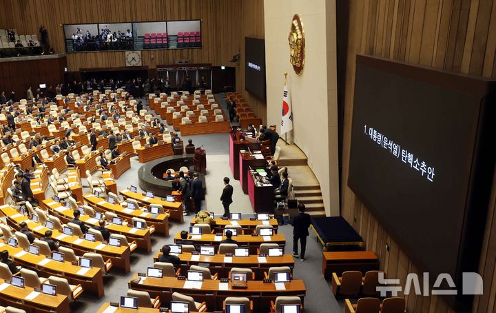 [서울=뉴시스] 조성봉 기자 = 14일 오후 서울 여의도 국회에서 열린 제419회국회(임시회) 제4차 본회의에서 윤석열 대통령 탄핵소추안 투표가 진행되고 있다. 2024.12.14. suncho21@newsis.com