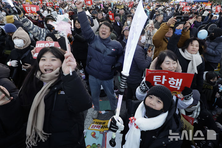 [서울=뉴시스] 최동준 기자 = 윤석열 대통령 탄핵안이 가결된 14일 서울 영등포구 국회 앞에서 열린 촛불집회에 참가한 시민들이 기뻐하고 있다. 2024.12.14. photocdj@newsis.com