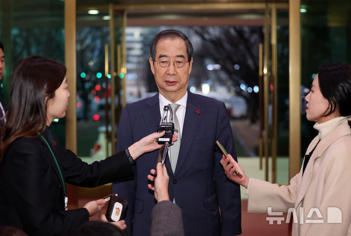 [서울=뉴시스] 배훈식 기자 = 한덕수 대통령 권한대행이 14일 오후 서울 종로구 정부서울청사에 들어서며 취재진의 질문에 답하고 있다. 2024.12.14. dahora83@newsis.com