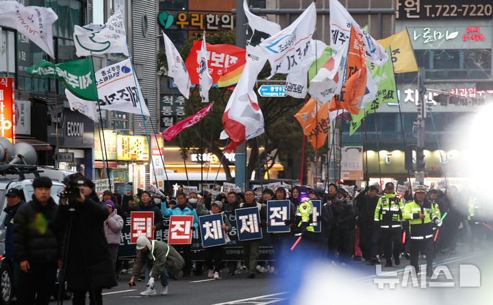 [제주=뉴시스] 우장호 기자 = 윤석열 대통령 탄핵소추안 재표결이 가결된 14일 오후 제주시청 인근 도로에서 시민들이 윤 대통령 탄핵을 기념하는 거리행진을 하고 있다. 2024.12.14. woo1223@newsis.com