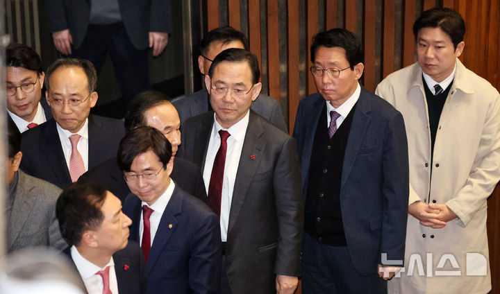 [서울=뉴시스] 조성우 기자 = 추경호(왼쪽 두 번째) 국민의힘 전 원내대표가 14일 오후 서울 여의도 국회에서 열린 제419회국회(임시회) 제4차 본회의에서 윤상현(왼쪽), 주호영(오른쪽 세 번째) 의원 등과 함께 윤석열 대통령 탄핵소추안에 대한 투표를 하기 위해 줄을 서고 있다. 오른쪽은 윤 대통령 탄핵한 표결 찬성 입장을 밝힌 진종오 의원. 2024.12.14. xconfind@newsis.com