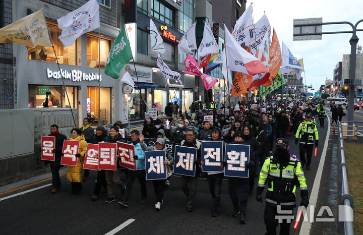 [제주=뉴시스] 우장호 기자 = 윤석열 대통령 탄핵소추안 재표결이 가결된 14일 오후 제주시청 인근 도로에서 시민들이 윤 대통령 탄핵을 기념하는 거리행진을 하고 있다. 2024.12.14. woo1223@newsis.com