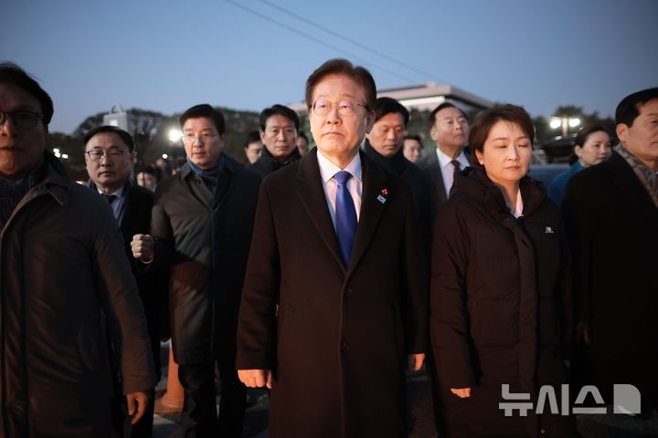 [서울=뉴시스] 정병혁 기자 = 윤석열 대통령 탄핵소추안 재표결이 가결된 14일 서울 영등포구 국회 앞에서 이재명 더불어민주당 대표를 비롯한 의원들이 국민들에게 인사를 하기 위해 이동하고 있다. 2024.12.14. jhope@newsis.com