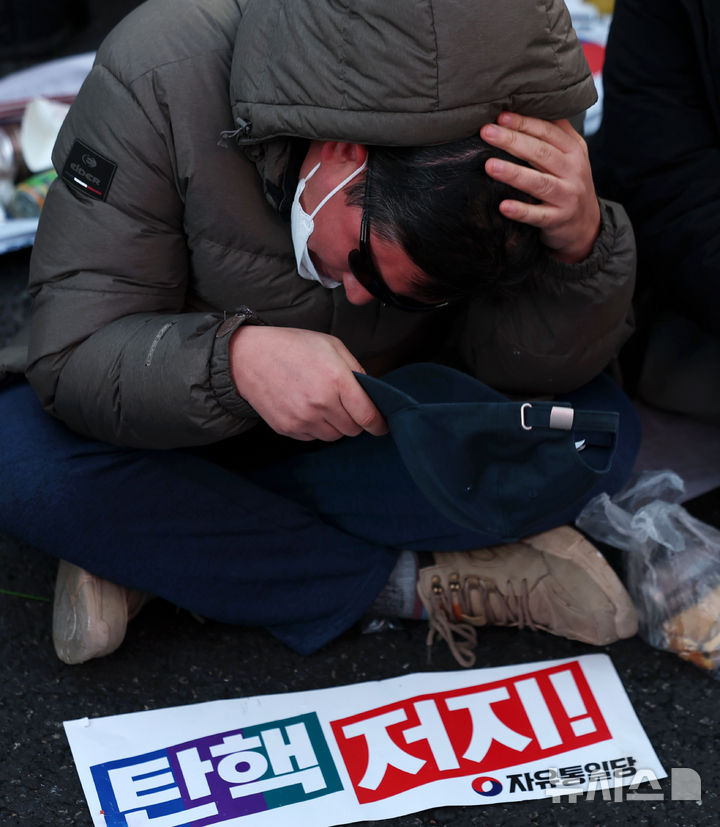 [서울=뉴시스] 홍효식 기자 = 윤석열 대통령에 대한 탄핵소추안 재표결이 가결된 14일 오후 서울 세종대로 일대에서 열린 '자유 대한민국 수호 및 대통령 불법탄핵 저지' 12·14 광화문 국민혁명대회에서 윤 대통령 탄핵 반대 지지자들이 아쉬워하고 있다. 2024.12.14. yesphoto@newsis.com