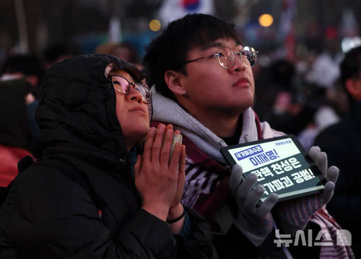 [서울=뉴시스] 홍효식 기자 = 윤석열 대통령에 대한 탄핵소추안 재표결이 가결된 14일 오후 서울 세종대로 일대에서 열린 '자유 대한민국 수호 및 대통령 불법탄핵 저지' 12·14 광화문 국민혁명대회에서 윤 대통령 탄핵 반대 지지자들이 아쉬워하고 있다. 2024.12.14. yesphoto@newsis.com