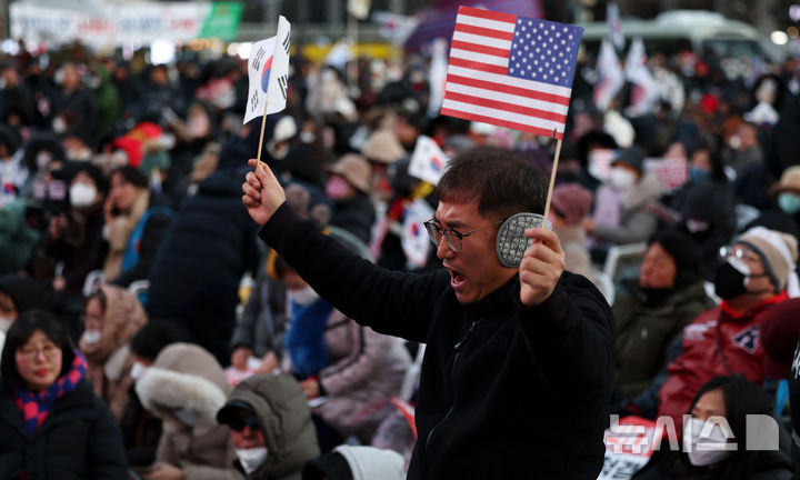 [서울=뉴시스] 홍효식 기자 = 윤석열 대통령에 대한 탄핵소추안 재표결이 가결된 14일 오후 서울 세종대로 일대에서 열린 '자유 대한민국 수호 및 대통령 불법탄핵 저지' 12·14 광화문 국민혁명대회에서 윤 대통령 탄핵 반대 지지자들이 아쉬워하고 있다. 2024.12.14. yesphoto@newsis.com