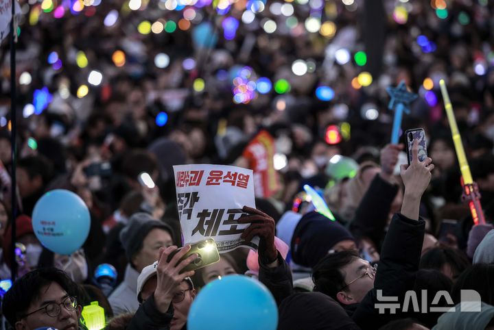 [서울=뉴시스] 정병혁 기자 = 윤석열 대통령 탄핵소추안 재표결이 가결된 14일 서울 영등포구 국회 앞에서 열린 '내란수괴 윤석열 즉각탄핵' 범국민 촛불대행진에서 시민들이 기뻐하고 있다. 2024.12.14. jhope@newsis.com