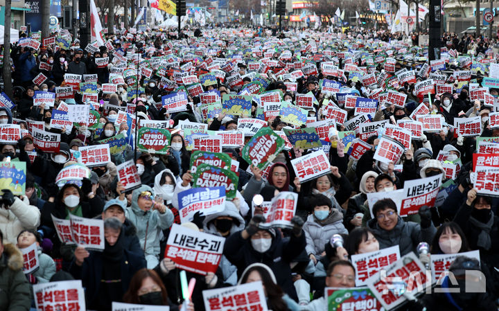 [대구=뉴시스] 이무열 기자 = 윤석열 대통령 탄핵소추안 재표결이 이뤄지는 14일 대구 중구 CGV 대구한일 앞 도로에서 열린 ‘윤석열 퇴진! 대구시민시국대회’에서 시민들이 윤석열 대통령 탄핵을 촉구하고 있다. 2024.12.14. lmy@newsis.com