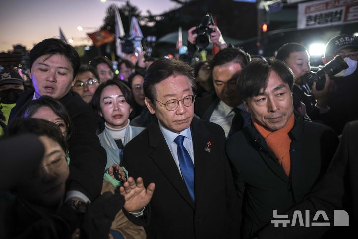 [서울=뉴시스] 정병혁 기자 = 윤석열 대통령 탄핵소추안 재표결이 가결된 14일 서울 영등포구 국회 앞에서 이재명 더불어민주당 대표가 '내란수괴 윤석열 즉각탄핵' 범국민 촛불대행진에 참석한 시민들에게 인사를 하기 위해 이동하고 있다. 2024.12.14. jhope@newsis.com