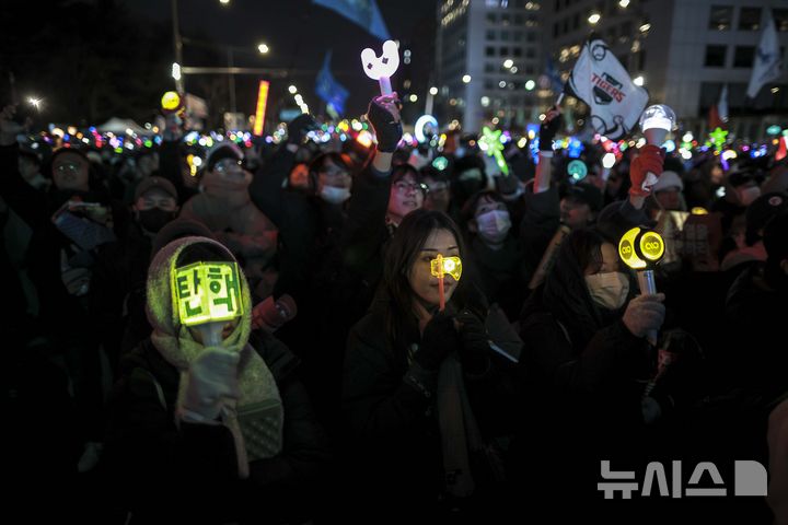 [서울=뉴시스] 정병혁 기자 = 윤석열 대통령 탄핵소추안 재표결이 가결된 14일 서울 영등포구 국회 앞에서 열린 '내란수괴 윤석열 즉각탄핵' 범국민 촛불대행진에서 시민들이 기뻐하고 있다. 2024.12.14. jhope@newsis.com