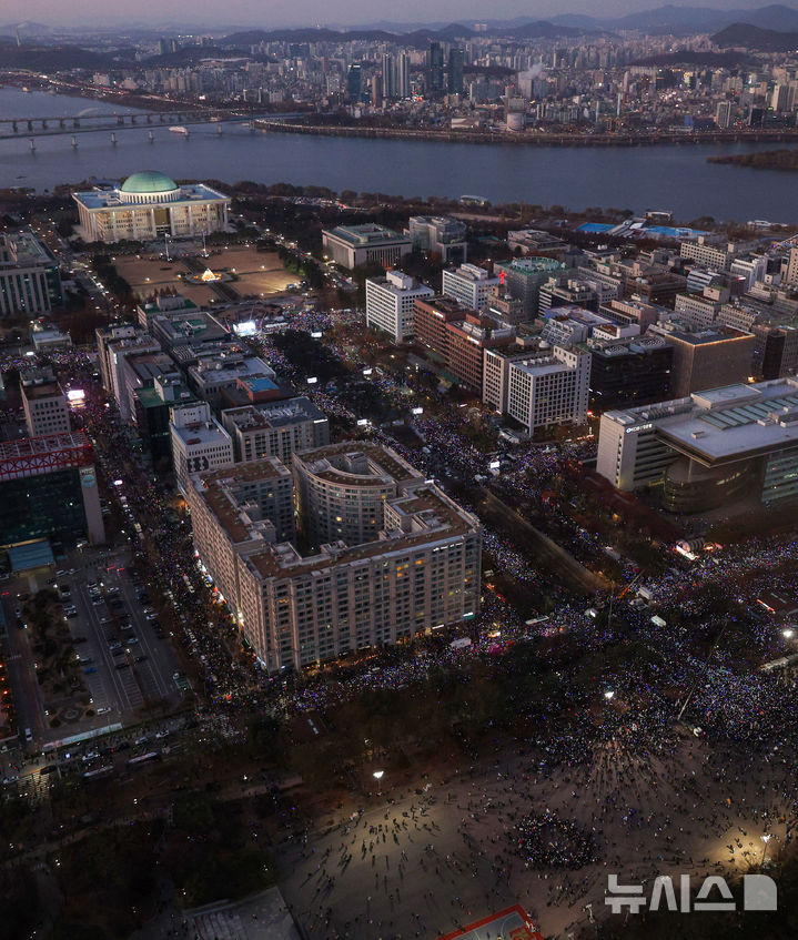 [서울=뉴시스] 김선웅 기자 = 윤석열 대통령에 대한 국회 탄핵소추안이 가결된 14일 서울 여의도 국회의사당 앞에서 열린 촛불집회에서 시민들이 대통령 퇴진을 촉구하고 있다. 2024.12.14. mangusta@newsis.com