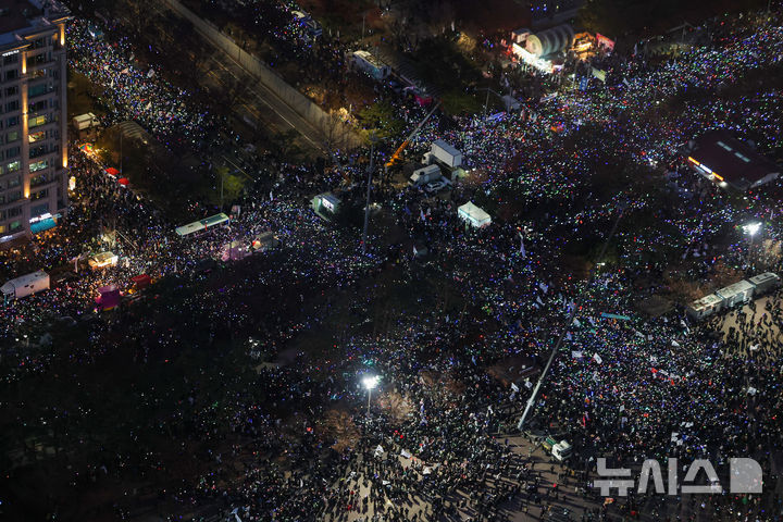 [서울=뉴시스] 김선웅 기자 = 윤석열 대통령에 대한 국회 탄핵소추안이 가결된 14일 서울 여의도 국회의사당 앞에서 열린 촛불집회에서 시민들이 대통령 퇴진을 촉구하고 있다. 2024.12.14. mangusta@newsis.com