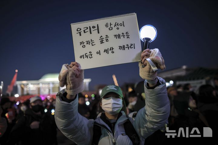 [서울=뉴시스] 정병혁 기자 = 윤석열 대통령 탄핵소추안 재표결이 가결된 14일 서울 영등포구 국회 앞에서 열린 '내란수괴 윤석열 즉각탄핵' 범국민 촛불대행진에서 시민들이 기뻐하고 있다. 2024.12.14. jhope@newsis.com