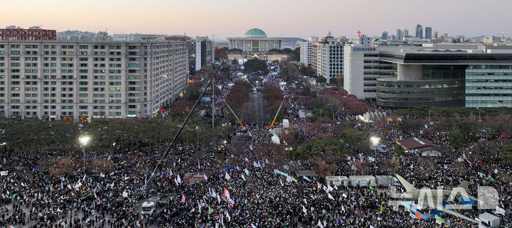 [서울=뉴시스] 김선웅 기자 = 윤석열 대통령에 대한 국회 탄핵소추안이 가결된 14일 서울 여의도 국회의사당 앞에서 열린 촛불집회에서 시민들이 대통령 퇴진을 촉구하고 있다. 2024.12.14. mangusta@newsis.com