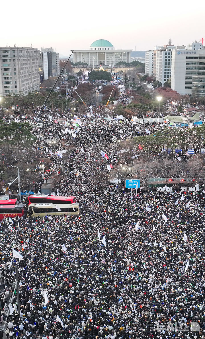 [서울=뉴시스] 김선웅 기자 = 윤석열 대통령에 대한 국회 탄핵소추안이 가결된 14일 서울 여의도 국회의사당 앞에서 열린 촛불집회에서 시민들이 대통령 퇴진을 촉구하고 있다. 2024.12.14. mangusta@newsis.com