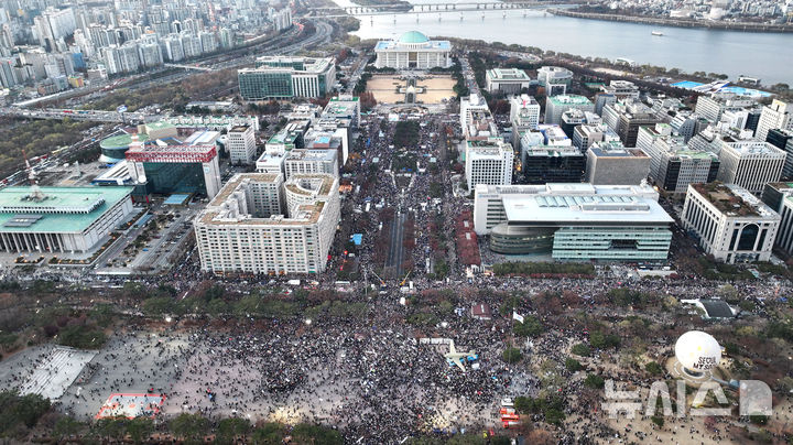 [서울=뉴시스] 김선웅 기자 = 윤석열 대통령에 대한 국회 탄핵소추안이 가결된 14일 서울 여의도 국회의사당 앞에서 열린 촛불집회에서 시민들이 대통령 퇴진을 촉구하고 있다. 2024.12.14. mangusta@newsis.com